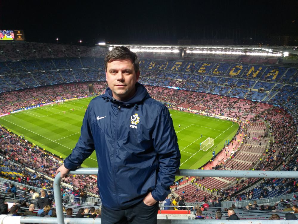 mężczyzna na stadionie